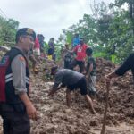 Bersama Warga, Kapolsek dan Personel Tinggimoncong Bersihkan Material Longsor Yang Menutupi Jalan