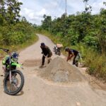 Puruk Cahu. Jejak Kriminal.MY.ID Kondisi jalan Gajah Mada akhir-akhir ini terlihat sangat memprihatinkan. Hal tersebut terindikasi ada kebebasan pengguna jalan dengan muatan yang melebihi kavasitas tidak memperhatikan aturan dan tive serta kelas jalan yang dilintasi. Saat dikonfirmasi kepada warga yang tidak bersedia disebutkan namanya saat melakukan upaya penimbunan lobang aspal yang banyak terkupas secara swadaya. Beliau mengatakan kegiatan yang mereka lakukan karena merasa adanya kewajiban sebagai pengguna jalan juga. Namun terlepas dari itu tetap berharap adanya perhatian Pemerintah Daerah terkait agar tidak krisis perhatian dibidang akses untuk masyarakat. Karena dengan akses yang baik dan memadai perekonomian masyarakat jadi lancar dan stabil.(Bdn)