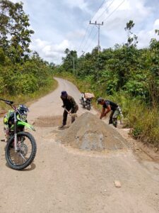 Puruk Cahu. Jejak Kriminal.MY.ID Kondisi jalan Gajah Mada akhir-akhir ini terlihat sangat memprihatinkan. Hal tersebut terindikasi ada kebebasan pengguna jalan dengan muatan yang melebihi kavasitas tidak memperhatikan aturan dan tive serta kelas jalan yang dilintasi. Saat dikonfirmasi kepada warga yang tidak bersedia disebutkan namanya saat melakukan upaya penimbunan lobang aspal yang banyak terkupas secara swadaya. Beliau mengatakan kegiatan yang mereka lakukan karena merasa adanya kewajiban sebagai pengguna jalan juga. Namun terlepas dari itu tetap berharap adanya perhatian Pemerintah Daerah terkait agar tidak krisis perhatian dibidang akses untuk masyarakat. Karena dengan akses yang baik dan memadai perekonomian masyarakat jadi lancar dan stabil.(Bdn)