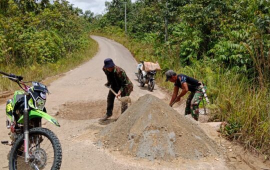 Puruk Cahu. Jejak Kriminal.MY.ID Kondisi jalan Gajah Mada akhir-akhir ini terlihat sangat memprihatinkan. Hal tersebut terindikasi ada kebebasan pengguna jalan dengan muatan yang melebihi kavasitas tidak memperhatikan aturan dan tive serta kelas jalan yang dilintasi. Saat dikonfirmasi kepada warga yang tidak bersedia disebutkan namanya saat melakukan upaya penimbunan lobang aspal yang banyak terkupas secara swadaya. Beliau mengatakan kegiatan yang mereka lakukan karena merasa adanya kewajiban sebagai pengguna jalan juga. Namun terlepas dari itu tetap berharap adanya perhatian Pemerintah Daerah terkait agar tidak krisis perhatian dibidang akses untuk masyarakat. Karena dengan akses yang baik dan memadai perekonomian masyarakat jadi lancar dan stabil.(Bdn)