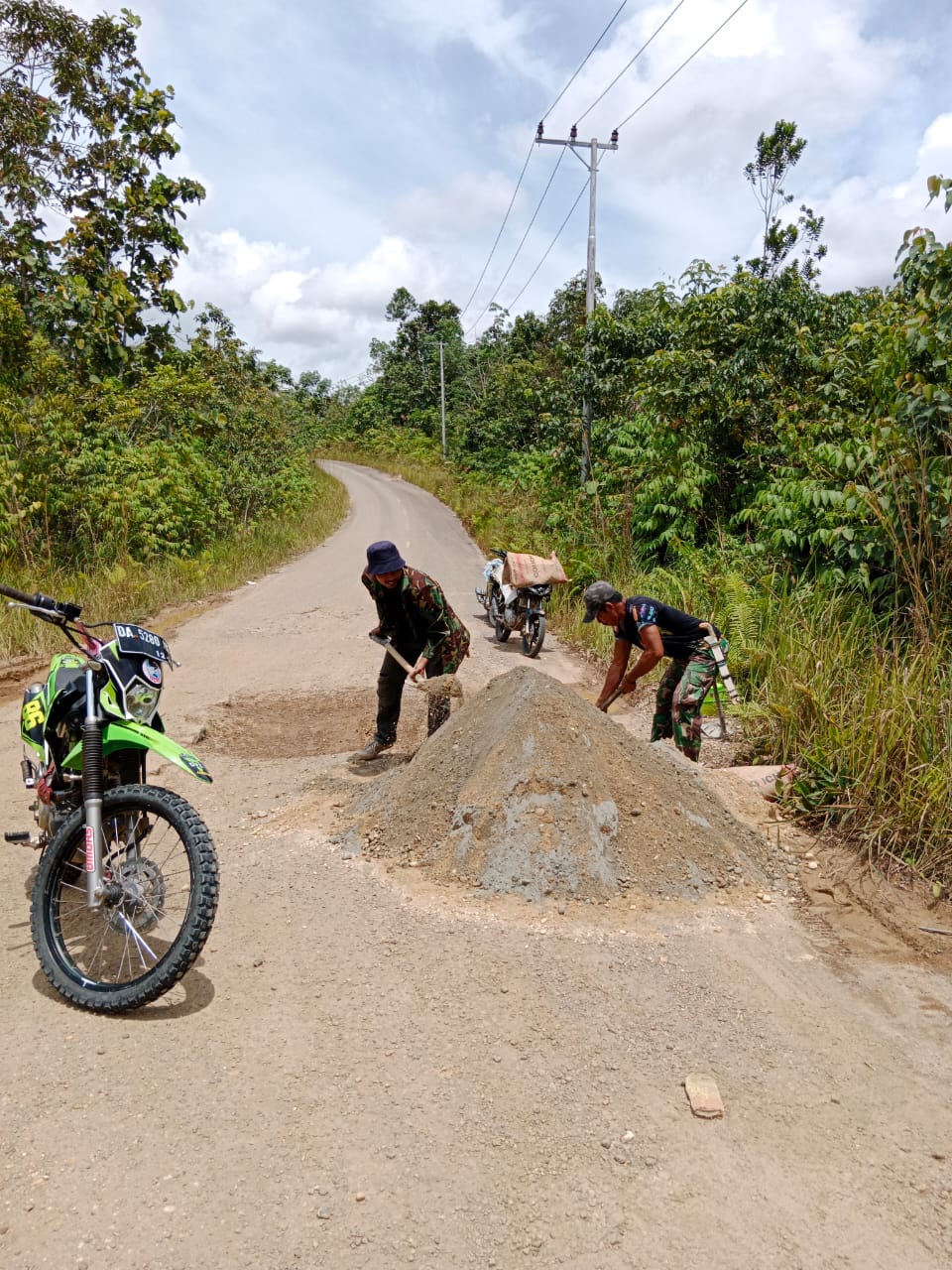 Puruk Cahu. Jejak Kriminal.MY.ID Kondisi jalan Gajah Mada akhir-akhir ini terlihat sangat memprihatinkan. Hal tersebut terindikasi ada kebebasan pengguna jalan dengan muatan yang melebihi kavasitas tidak memperhatikan aturan dan tive serta kelas jalan yang dilintasi. Saat dikonfirmasi kepada warga yang tidak bersedia disebutkan namanya saat melakukan upaya penimbunan lobang aspal yang banyak terkupas secara swadaya. Beliau mengatakan kegiatan yang mereka lakukan karena merasa adanya kewajiban sebagai pengguna jalan juga. Namun terlepas dari itu tetap berharap adanya perhatian Pemerintah Daerah terkait agar tidak krisis perhatian dibidang akses untuk masyarakat. Karena dengan akses yang baik dan memadai perekonomian masyarakat jadi lancar dan stabil.(Bdn)