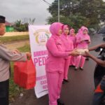 Polsek Bajeng dan Bhayangkari Bagikan Takjil kepada Pengendara di Bulan Ramadhan