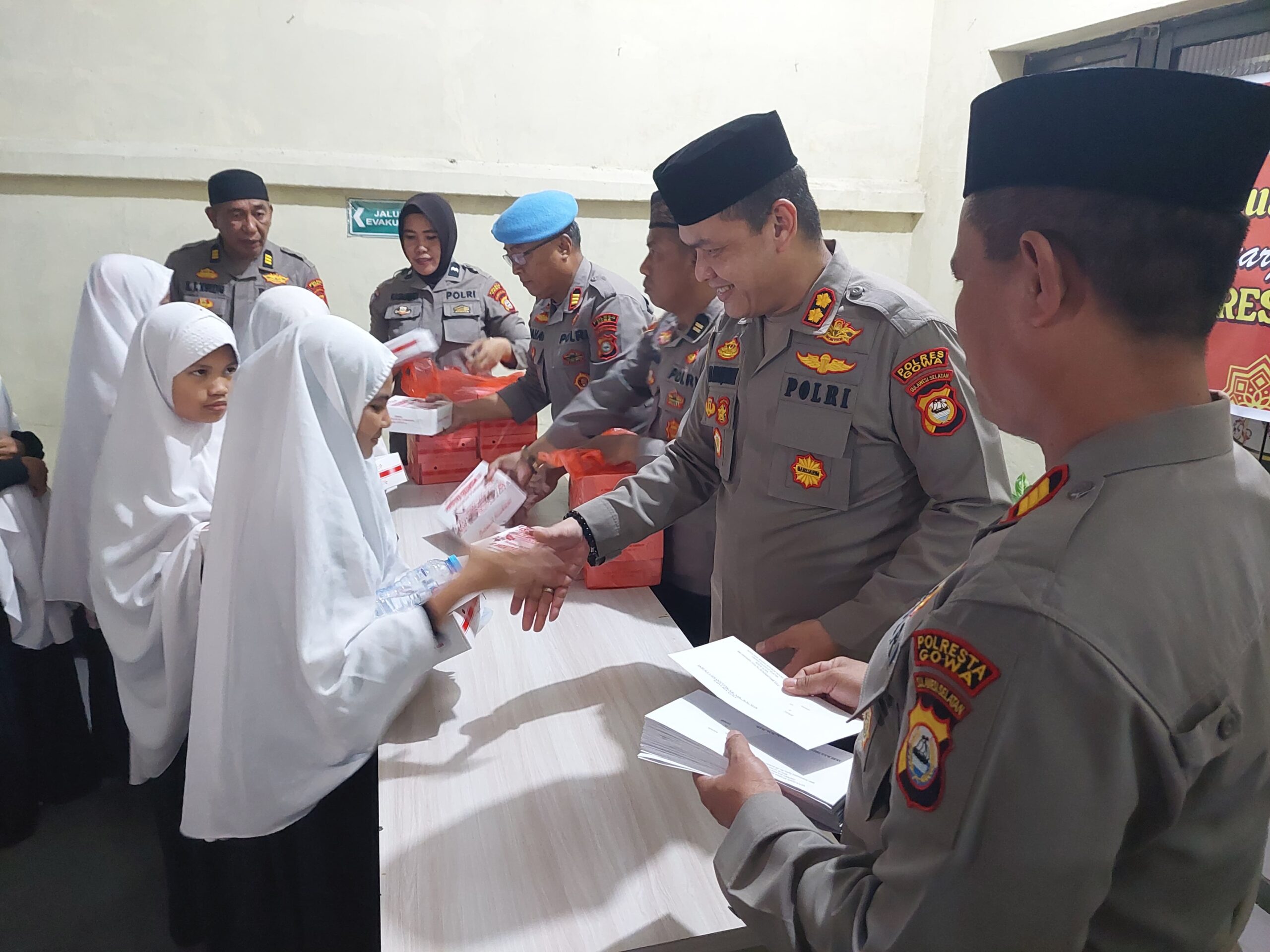 Polres Gowa Gelar Buka Puasa Bersama Anak Panti Asuhan dan Tukang Bentor