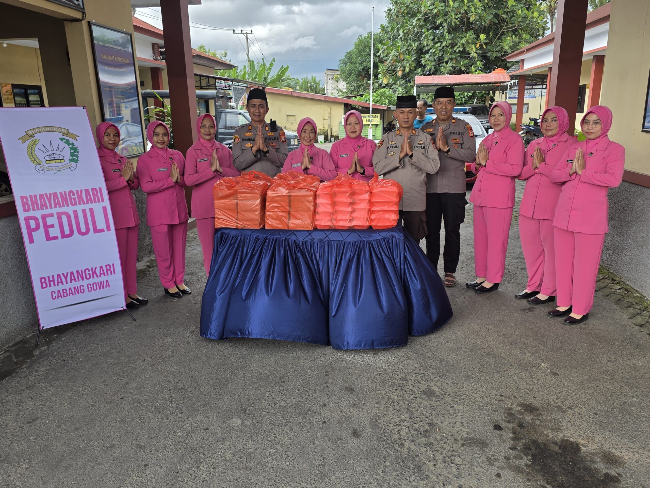 Polsek Sombaopu Bersama Bhayangkari Ranting Berbagi Takjil kepada Warga dan Pengendara