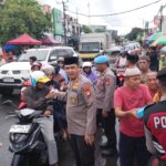 Kapolres Gowa Bersama Jajaran Bagikan Takjil kepada Pengendara dan Warga